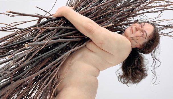 Ron Mueck : Woman with sticks, 2009. Matériaux divers
 (Ron Mueck / Photo courtesy Hauser et Wirth, Londres)