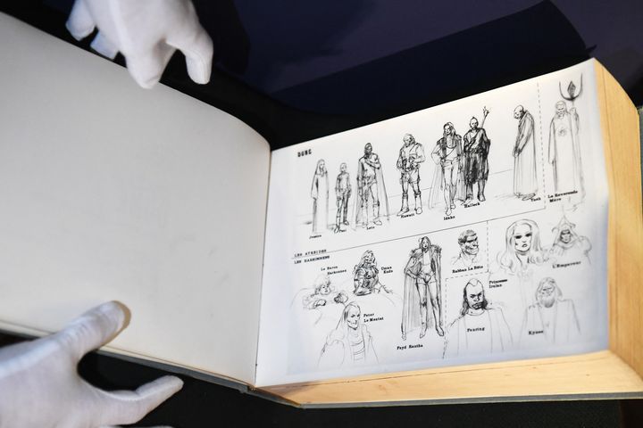 Dessins dans l'un des&nbsp;exemplaires du storyboard de "Dune" d'Alejandro Jodorowsky. Le document était exposé au public trois jours avant&nbsp;la vente aux enchères organisée par Christie's à Paris. (ALAIN JOCARD / AFP)