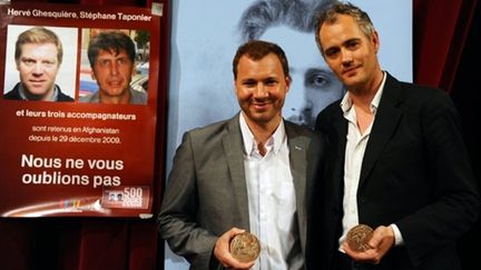 Emmanuel Duparcq (G) et David Andre (D) les lauréats du prix Albert Londres 2011 lors de la remise des prix à Tunis (AFP PHOTO / FETHI BELAID)