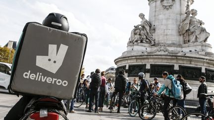 Des livreurs de l'entreprise Deliveroo manifestent le 12 octobre 2018 à Paris. (LEON TANGUY / MAXPPP)