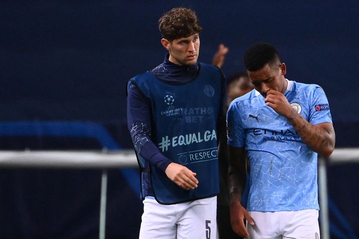 John Stones et&nbsp;Gabriel Jesus déçus après la défaite contre Lyon en&nbsp;quart de finale de la Ligue des champions, le 15 août 2020 (FRANCK FIFE / AFP)