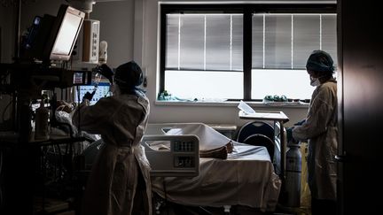 Des membres de l'équipe médicale dans une unité de soins intensifs à l'hôpital Croix-Rousse de Lyon, le 15 septembre 2020. (JEFF PACHOUD / AFP)