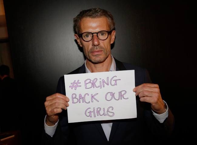 Lambert Wilson affiche le #BringBackOurGirls en soutien aux Nigérianes enlevées
 (Gala)