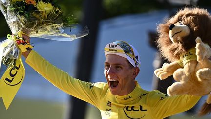 Tadej Pogacar célèbre son deuxième sacre sur le Tour de France, le 18 juillet 2021 à Paris. (ANNE-CHRISTINE POUJOULAT / AFP)