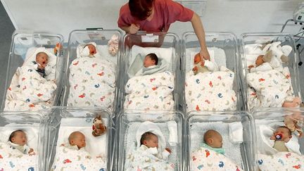 Des nouveaux-n&eacute;s dans un h&ocirc;pital de Leipzig, en Allemagne, le 25 septembre 2003. (WALTRAUD GRUBITZSCH / DPA / AFP)