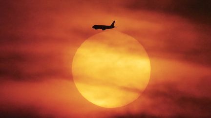 Un avion volle au dessus de Jakarata, en Indonésie, le 18 juin 2017. (BAY ISMOYO / AFP)