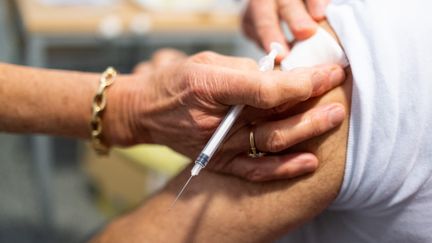 Une femme se fait vacciner dans un centre de vaccination à Dinan (Côtes-d'Armor), le 30 avril 2021. (MARTIN BERTRAND / HANS LUCAS / AFP)