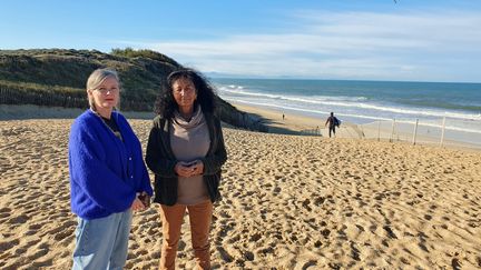 Marie Darzacq et Leila, membres du collectif Stop THT 40, sur la plage des Océanides de Capbreton où les câbles arriveront depuis la mer. (BORIS HALLIER / RADIO FRANCE)