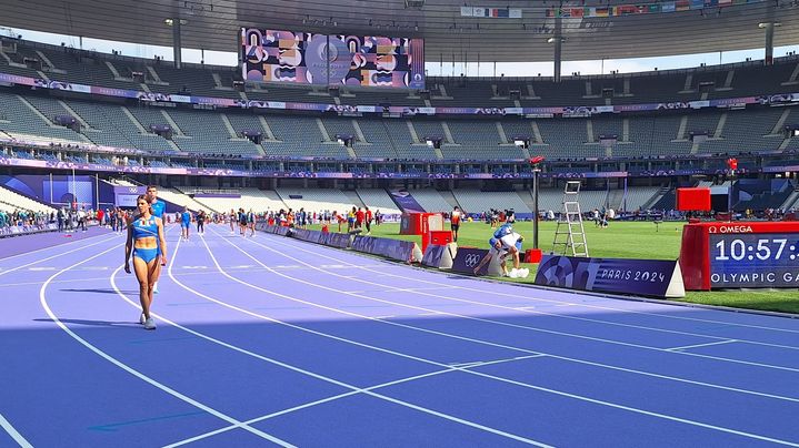 Les premiers athlètes découvrent la piste d'athlétisme, violette, des Jeux olympiques de Paris 2024. (CAMILLE HUPPENOIRE / RADIOFRANCE)