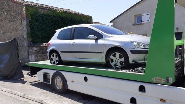 Photo du véhicule d'Alhoussein Camara. Sur ce cliché, le pare-brise avant ne semble pas touché. (PIERRE MARSAT / RADIOFRANCE)