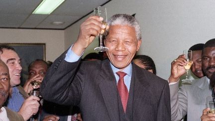 Nelson Mandela quand il a remporté le Prix Nobel de la Paix en 1993
 (WALTER DHLADHLA / AFP)