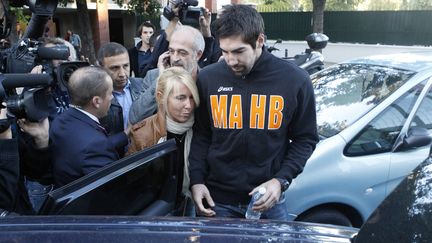 Le handballeur Nikola Karabatic, lors de son interpellation, dimanche 30 septembre &agrave; Paris. (MARC MENOU / LEPARISIEN / MAXPPP)