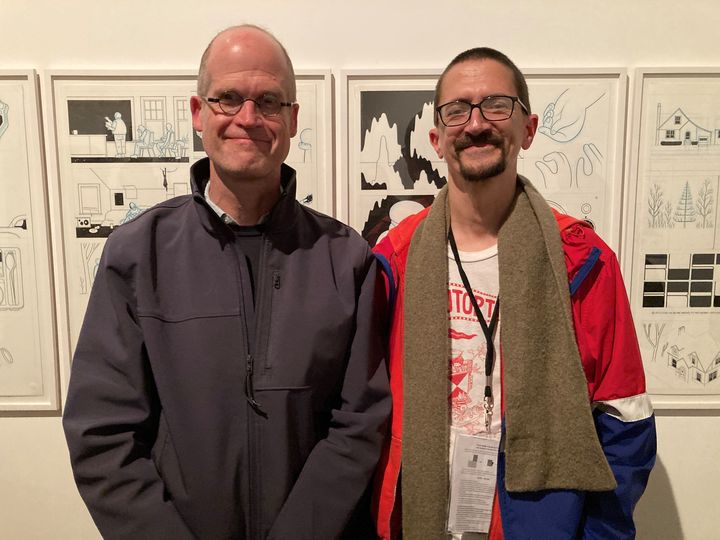 L'auteur américain de bande dessinée Chris Ware (à gauche), avec Julien Misserey, commissaire de l''exposition "Building Chris Ware", le 16 mars 2022 (Laurence Houot / FRANCEINFO CULTURE)