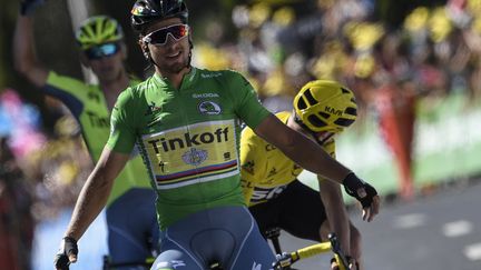 Peter Sagan devance Chris Froome sur la ligne d'arrivée à Montpellier (LIONEL BONAVENTURE / AFP)