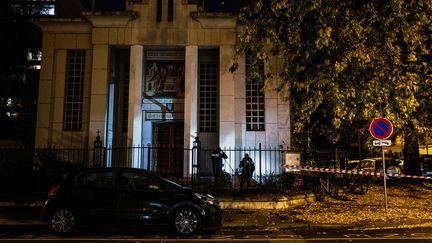 Des policiers enquêtent dans la soirée du samedi 31 octobre devant l'église orthodoxe de Lyon où un prêtre a été touché par des coups de feu. (JEFF PACHOUD / AFP)