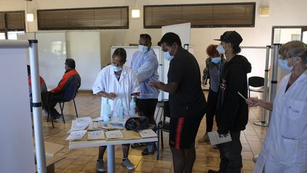 Dans un centre de vaccination de Nouméa (Nouvelle-Calédonie), le 8 septembre 2021. (THEO ROUBY / HANS LUCAS / AFP)