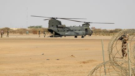 Faute d'hélicoptères lourds, la force arkhane compte sur les Chinook de l'Armée britannique.&nbsp; (DAPHNE BENOIT / AFP)