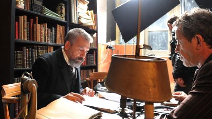 Le réalisateur Philippe Tourancheau (à droite) avec Philippe Torreton lors du tournage de "Qui a tué Jaurès ?"
 (PHOTOPQR/LA DEPECHE DU MIDI)