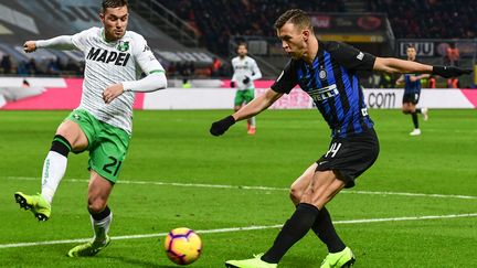 Ivan Perisic de l'Inter Milan (à droite) contre Pol Lirola de l'US Sassuolo (à gauche), au stade San Siro à Milan (Italie), le 19 janvier 2019. (MIGUEL MEDINA / AFP)