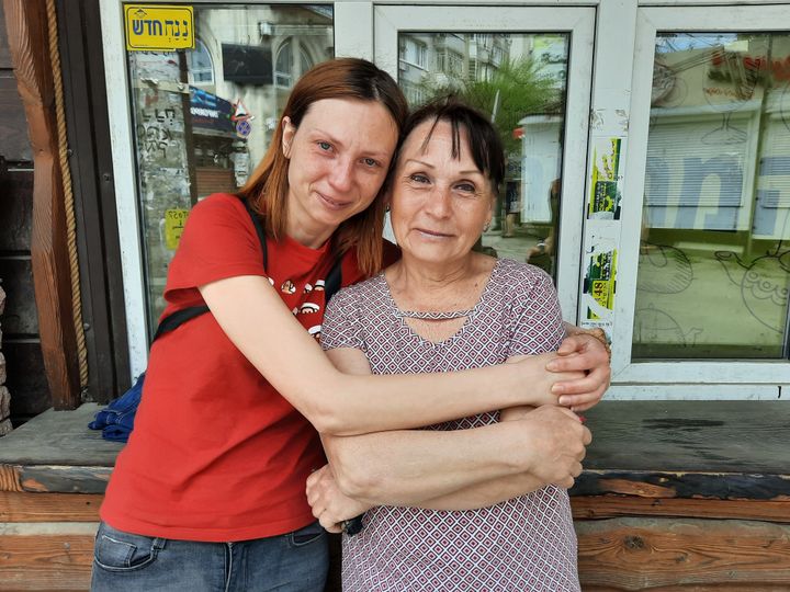 Yekaterina and Irina, former colleagues in Kramatorsk, found themselves by chance 600 km further west, in the crossroads city of Uman, in the heart of Ukraine.  (AGATHE MAHUET / RADIO FRANCE)