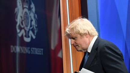 Le Premier ministre britannique Boris Johnson&nbsp;après une conférence de presse à Downing Street, à Londres, le 5 avril 2021. (STEFAN ROUSSEAU / AFP)