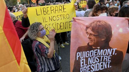 Les participants d'une manifestation de soutien à l'ancien président catalan Carles Puigdemont devant&nbsp;le consulat d'Italie à Barcelone le 24 septembre 2021. (LLUIS GENE / AFP)