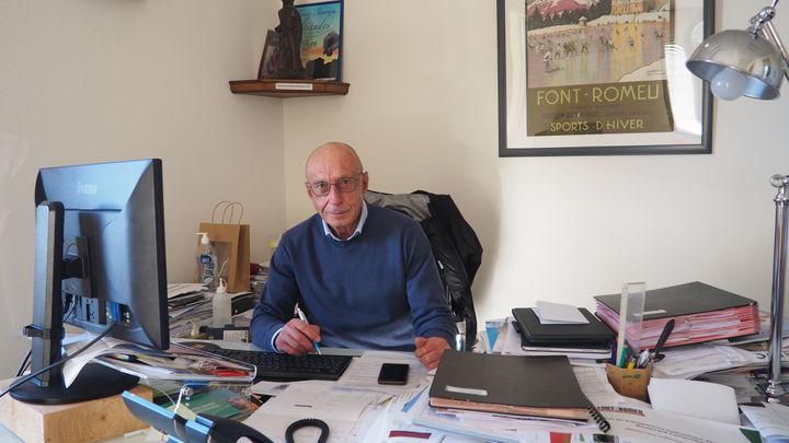 The mayor of Font-Romeu (Pyrénées-Orientales), Alain Luneau, here in his office on February 7, 2024, judges that the station uses water reasonably.  (PAOLO PHILIPPE / FRANCEINFO)