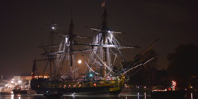 L'Hermione quitte son bassin du port de Rochefort à l'aube du 7 septembre 2014.
 (Xavier Leoty / AFP)