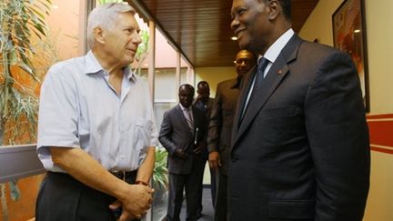 L'ambassadeur de France en Côte d'Ivoire Jean-Marc Simon et le président Alassane Ouattara, le 7 avril 2011 à Abidjan. (AFP/STR)