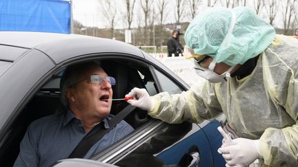 En Allemagne, des points de tests au Covid-19 "drive-in" ont été mis en place/&nbsp; (THOMAS KIENZLE / AFP)