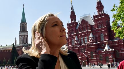 Marine Le Pen visite la place Rouge à Moscou (Russie), le 26 mai 2015. (KIRILL KUDRYAVTSEV / AFP)