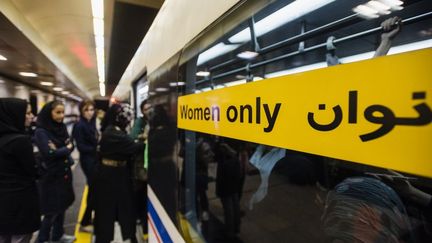 Des femmes attendent le m&eacute;tro &agrave; T&eacute;h&eacute;ran (Iran), le 15 septembre 2014. (OLEKSANDR RUPETA / NURPHOTO / AFP)