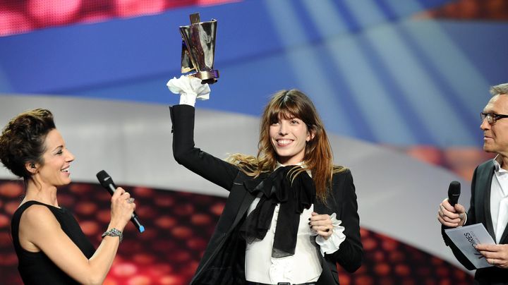 Cinq mois &agrave; peine apr&egrave;s la sortie de son premier album Places, Lou Doillon a &eacute;t&eacute; sacr&eacute;e artiste-interpr&egrave;te f&eacute;minine de l'ann&eacute;e, lors de la c&eacute;r&eacute;monie des victoires de la musique, vendredi 8 f&eacute;vrier 2013. (CHRISTOPHE PETIT TESSON / MAXPPP)