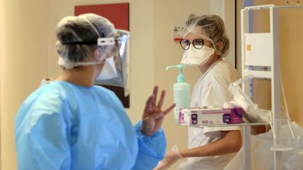 Des infirmières, (profession intermédiaire) à l'hôpital de Nouméa (Nouvelle-Calédonie).&nbsp; (THEO ROUBY / AFP)