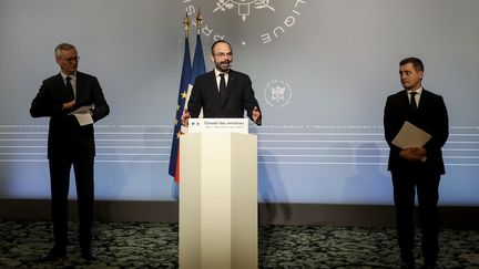 Le ministre de l'Economie, Bruno Le Maire, le Premier ministre, Edouard Philippe, et le ministre de l'Action et des Comptes publics, Gérald Darmanin, à Paris, le 19 mars 2020. (LUDOVIC MARIN / AFP)