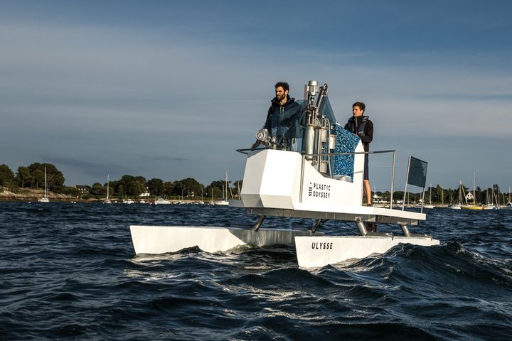 Ulysse, bateau test, effectue ses premiers essais dans la baie de Concarneau en juin 2018. Plastic Odyssey est un futur catamaran de 25 metres propulsé uniquement grace au plastique. (LUCAS SANTUCCI / ZEPPELIN)