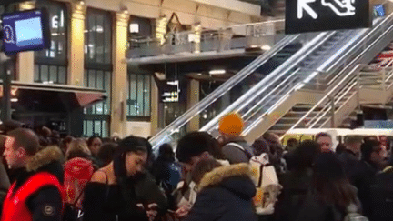 Les salariés de la société gestionnaire du tunnel sous la Manche se sont mis en grève, jeudi 21 décembre. Aucun Eurostar n’a quitté Londres ni Paris à partir de midi. Les syndicats du tunnel ont annoncé la fin de la grève dans la soirée. (France 2)