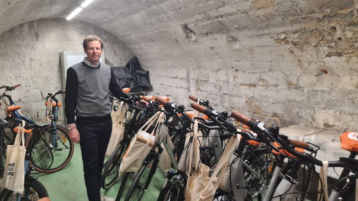 Jérôme Blanc, fondateur de Tim mobilité, loue une centaine de vélos pour les Jeux olympiques. (BRIAN NICOLAS / RADIOFRANCE)