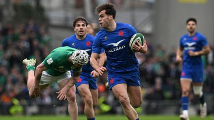 Les Bleus n’attendent pas longtemps pour réagir en Irlande. En contre-attaque, Damian Penaud perce le premier rideau puis Anthony Jelonch le relaie avant de redonner au premier qui s’offre un sprint final décisif. La France prend l’avantage 13-7 après la transformation de Thomas Ramos.