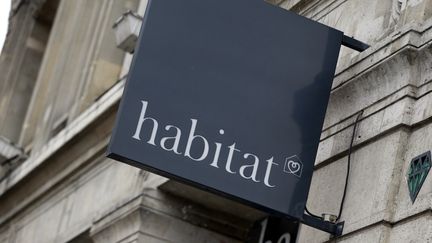 Le logo d'un magasin Habitat, à Paris, le 2 juillet 2013. (KENZO TRIBOUILLARD / AFP)