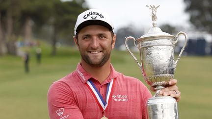 L'Espagnol Jon Rahm avec le trophée de l'US Open, à Torrey Pines, dimanche 20 juin. (EZRA SHAW / GETTY IMAGES NORTH AMERICA)