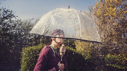 Apr&egrave;s la pluie, le beau temps. Et l'inverse. Vous ne savez plus s'il faut prendre un parapluie avec vous. Et encore moins comment vous habiller. (SALLY ANSCOMBE / FLICKR RM / GETTY IMAGES)