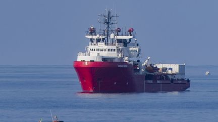 Le navire humanitaire "Ocean Viking" au large de l'île italienne de Lampedusa, le 15 septembre 2019. (ALESSANDRO SERRANO / AFP)