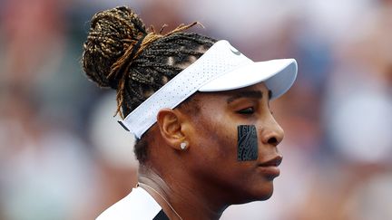 Serena Williams lors de sa victoire contre Nuria Parrizas Diaz, le 8 août 2022 à Toronto (Canada). (VAUGHN RIDLEY / GETTY IMAGES / AFP)