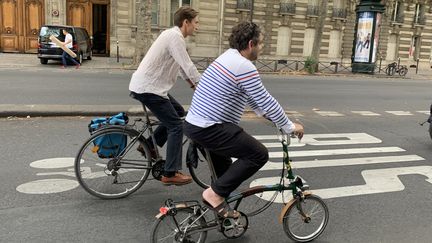 Des usagers à bicylette sur une voie partagée, qui peut accueillir des vélos, des trottinettes et des bus. (MARGAUX QUEFFELEC / RADIO FRANCE)