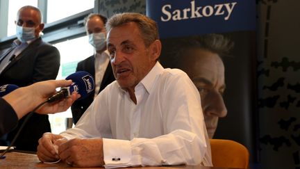 L'ex-président Nicolas Sarkozy interviewé lors d'une dédicace de son livre de mémoires "Le Temps des tempêtes" (Editions de&nbsp;L'Observatoire) en juillet 2020 à La Baule. (ANTHONY LINGER / HANS LUCAS)