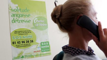 Un membre de SOS amitié au téléphone dans les locaux de l'association en 2011.&nbsp; (JEAN-BAPTISTE QUENTIN / MAXPPP)