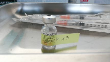 Un échantillon de vaccin. (RACHEL SAADODDINE / FRANCE-BLEU BESANÇON)