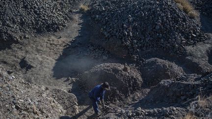 travaille dans la région de Kimberley depuis 2007. Lors des nombreuses opérations d'expulsion, la police lui a tiré plusieurs fois dessus avec des  balles en plastique. Aujourd’hui, une douzaine de cicatrices marquent son corps. «On a été traités comme des terroristes. Je ne me rappelle même pas combien de fois on a été arrêtés, mordus par les chiens, chassés par les hélicoptères, avec des chevaux, des motos, juste pour nous casser le moral», raconte-t-il. Mais «le combat fut long et dur, on est maintenant des millionnaires en devenir», ajoute-t-il en remplissant sa brouette de pierres.
 (Mujahid Safodien / AFP)