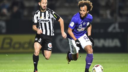 Yoann Andreu (à gauche) face à Martin Braithwaite (JEAN-FRANCOIS MONIER / AFP)